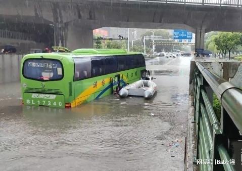 镇江暴雨应对，城市如何应对突如其来的暴雨天气挑战